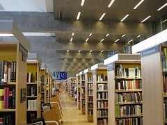 In Bibliotheken optimiert die RFID-Technologie das Ausleihen und die Rückgabe sowie das Wiederfinden vermisster Bücher