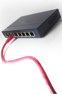 Netzwerkzubehör wie Router und Kabel