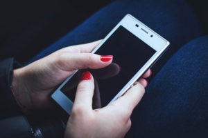 Anonym mit dem Smartphone im Internet